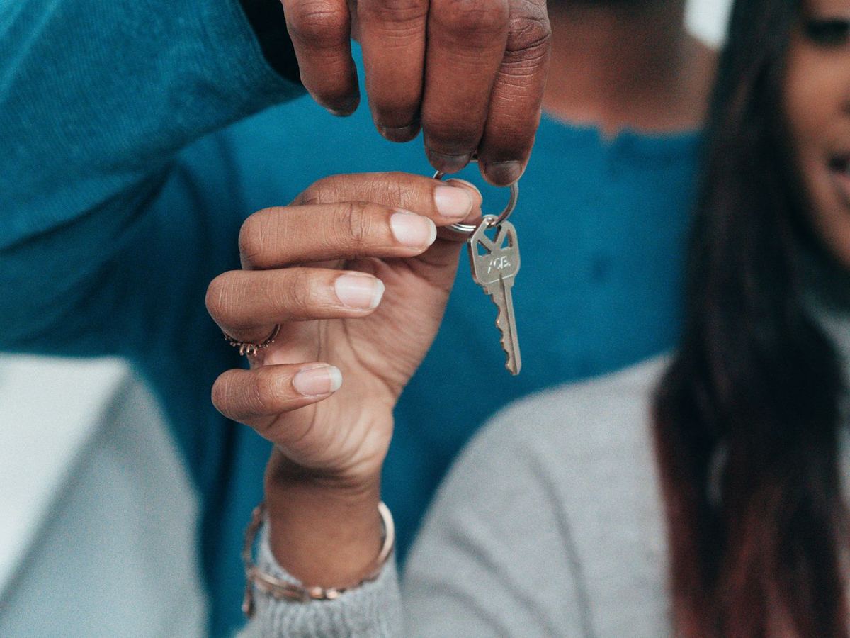Pareja con las llaves de su casa